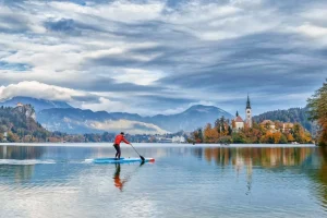 Stand up paddling op het meer van Bled