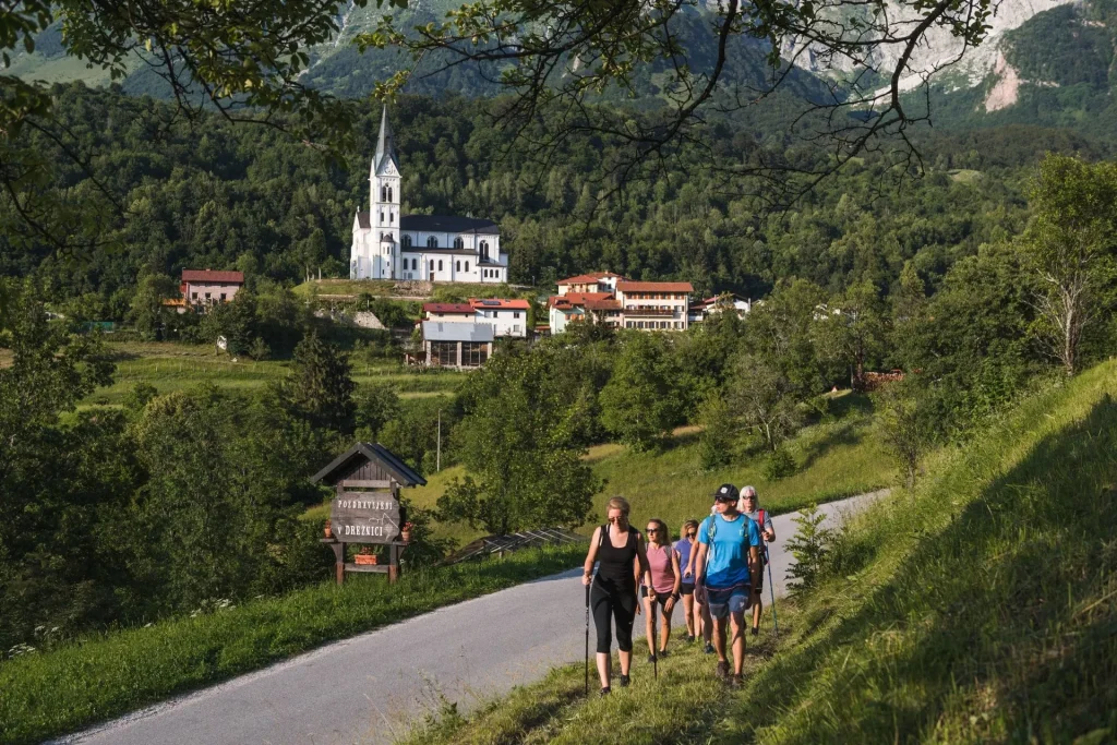 Spaziergang durch das Bergdorf Drežnica
