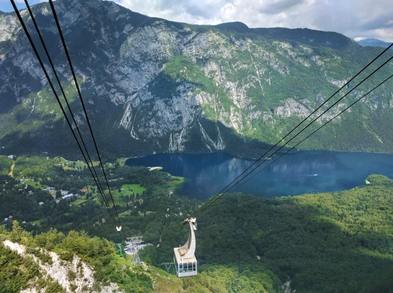El teleférico sube a la montaña Vogel en Bohinj, Eslovenia