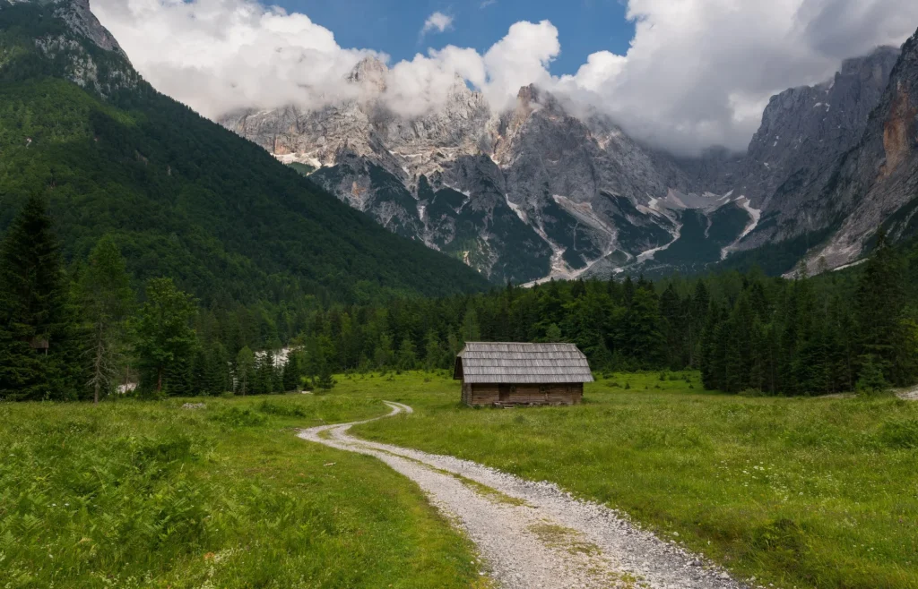 Hütte im Krnica-Tal mit den Julischen Alpen im Hintergrund