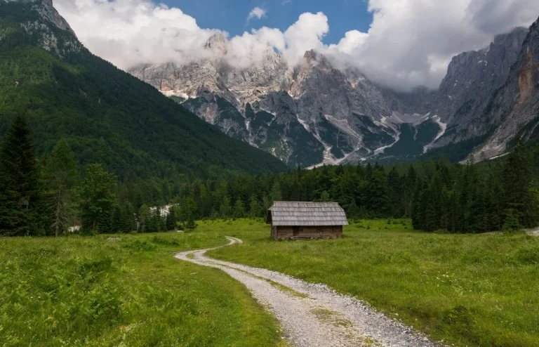 Huisje in de Krnica vallei met Julische Alpen op de achtergrond