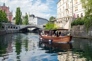 Navigieren Sie durch Ljubljanas lebhafte Straßen entlang des Flusses Ljubljanica