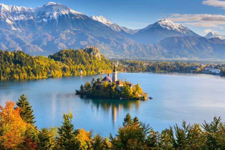 Panoramablick auf den Bleder See vom Berg Osojnica, Slowenien