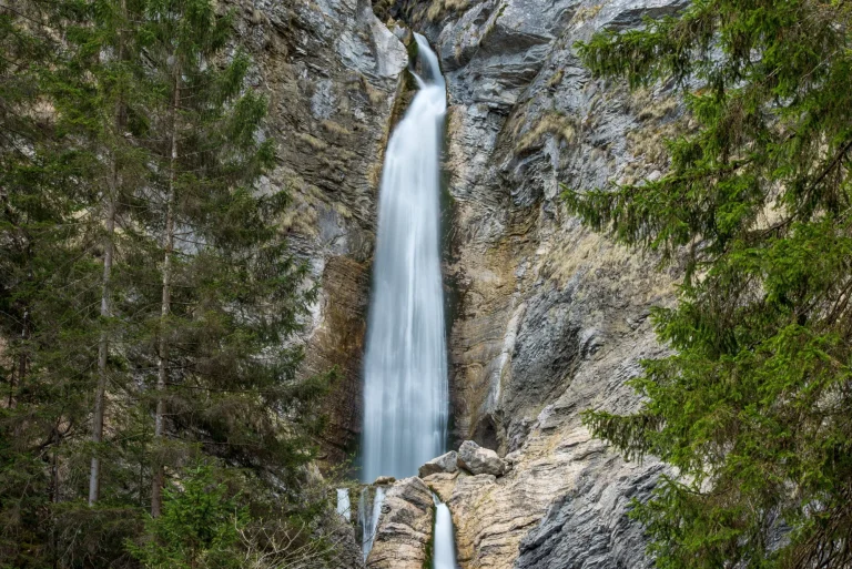 Chute d'eau panoramique dans le parc national de Triglav dans les Alpes juliennes, Slovénie