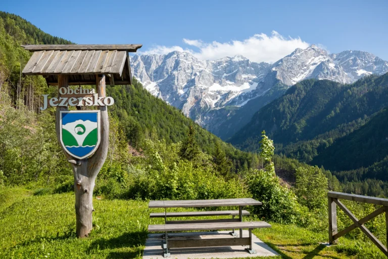 Verano en Jezersko, Eslovenia pastos valle de montaña con Kamnik-Savinja Alpes