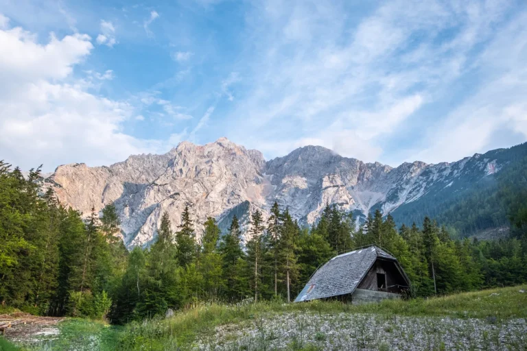 Pequeña casa cabaña en Zgornje Jezersko con los Alpes Kamnik-Savinja