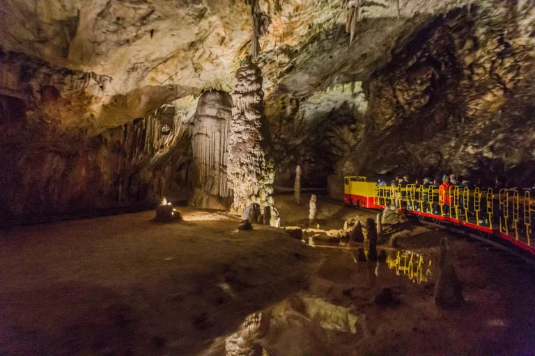 Ondergronds toeristentreintje in de grot van Postojna, Slovenië