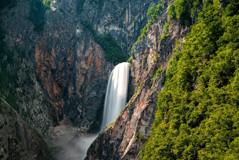 Hämmästyttävä näkymä Boka-vesiputouksesta Triglavin kansallispuistossa Sloveniassa. Slovenialainen nimi on Slap Boka. Tämä on maan korkein vesiputous 144 metriä korkea ja 16 metriä leveä.