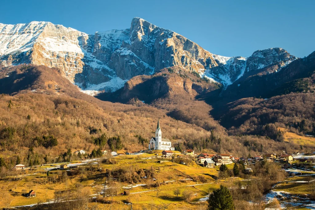 Dorp Drežnica, op de achtergrond de schilderachtige berg Krn, Slovenië, Julische Alpen