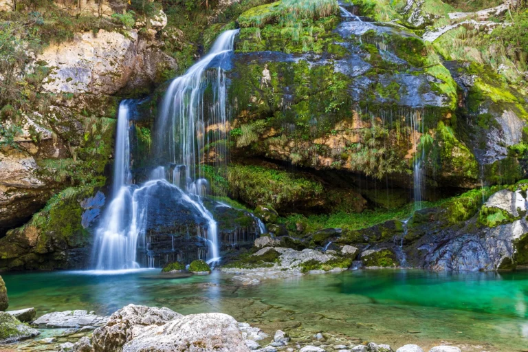 Virje-Wasserfall, Bach Virje, in Slowenien in der Nähe von Bovec. Julische Alpen.